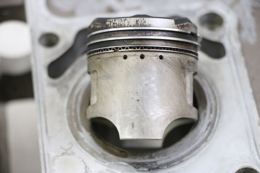 photo de CYLINDER BARREL PISTON HYOSUNG GTR 125 (2006 - 2008) - Detailed visual inspection