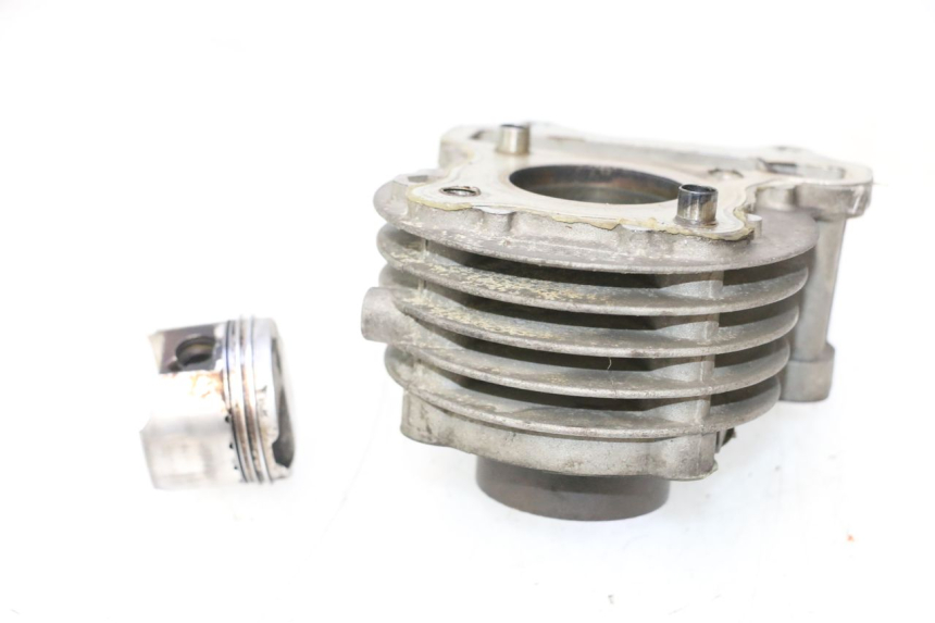 photo de CYLINDER BARREL PISTON PEUGEOT KISBEE 4T 50 (2010 - 2017) - Additional view of the item
