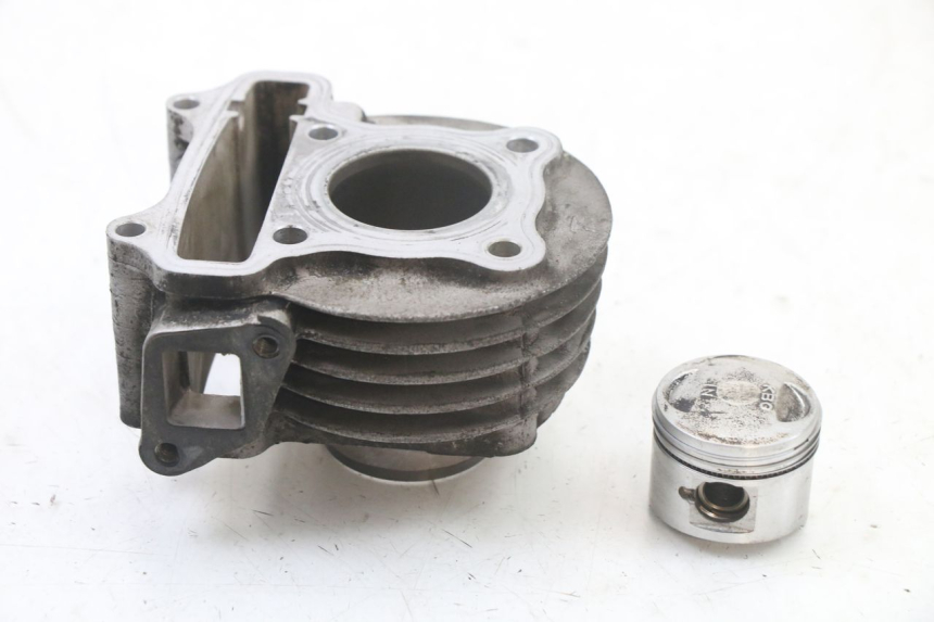 photo de CYLINDER BARREL PISTON KYMCO DINK 4T 50 (2007 - 2018) - Fixing points details