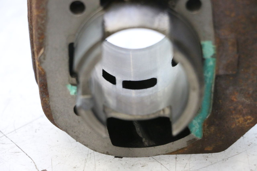photo de CYLINDER BARREL PISTON PEUGEOT LUDIX 50 (2005 - 2007) - Alternative perspective