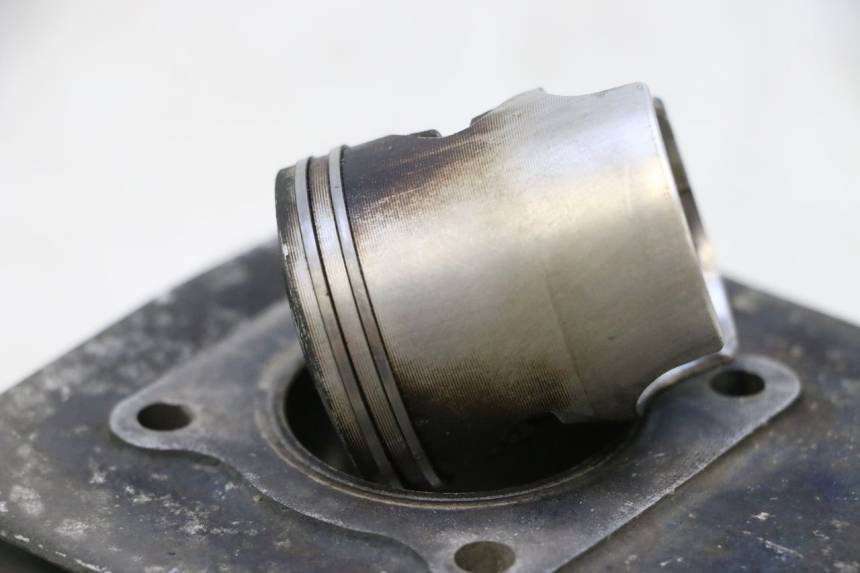 photo de CYLINDER BARREL PISTON PEUGEOT LUDIX ONE 14P 50 (2004 - 2013) - Focus on structure
