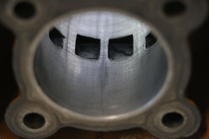 photo de CYLINDER BARREL PISTON MBK NITRO 50 (2004 - 2008) - Fixing points details