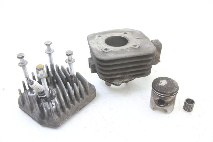 photo de CYLINDER BARREL PISTON PEUGEOT LUDIX ONE 50 (2005 - 2008) - Alternative perspective