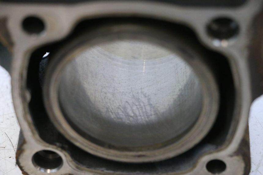photo de CYLINDER PISTON PEUGEOT SATELIS 125 (2006 - 2009) - Fixing points details