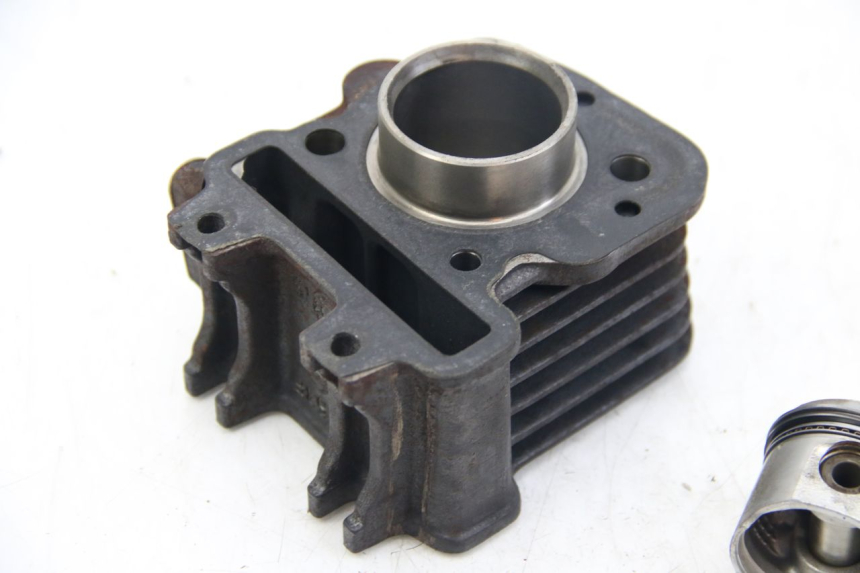 photo de CYLINDER PISTON APRILIA SCARABEO 4T 50 (2009 - 2017) - Fixing points details