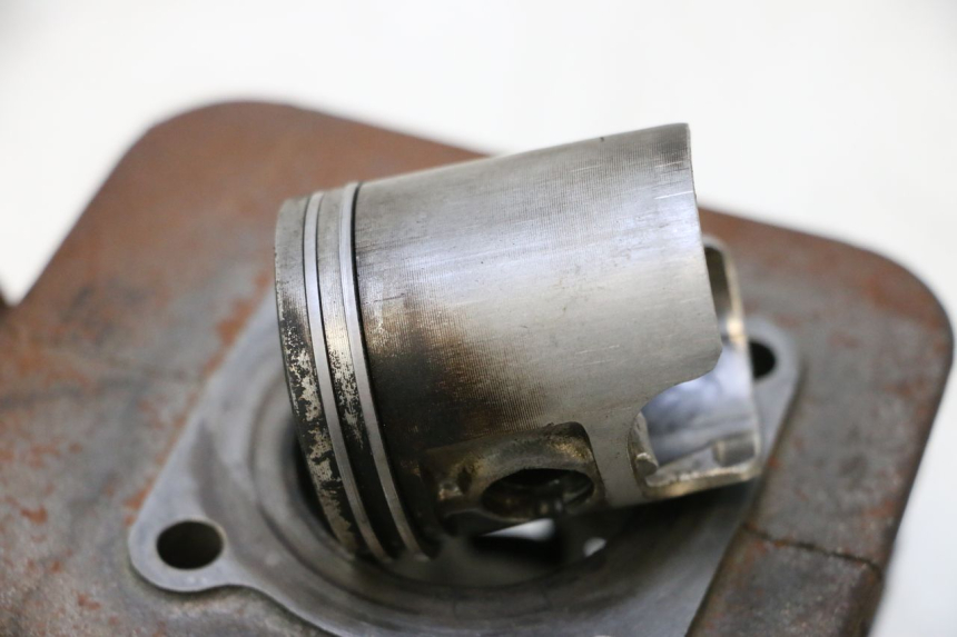 photo de CYLINDER BARREL PISTON PEUGEOT SPEEDFIGHT 2 AC 50 (2000 - 2009) - Alternative angle
