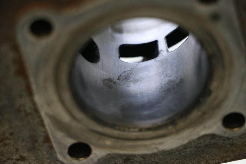 photo de CYLINDER BARREL PISTON PEUGEOT SPEEDFIGHT 2 AC 50 (2000 - 2009) - Alternative perspective