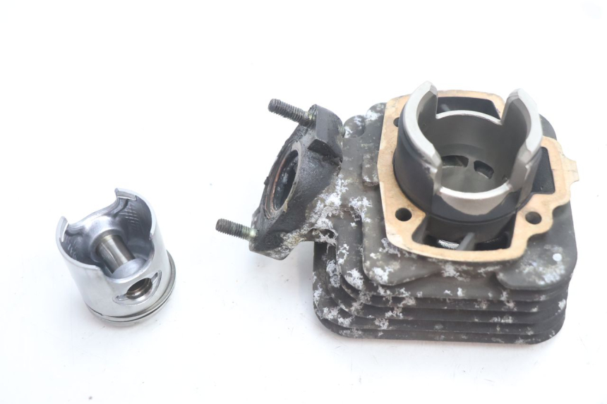 photo de CYLINDER BARREL PISTON PEUGEOT TREKKER 50 (1995 - 2004) - Alternative perspective