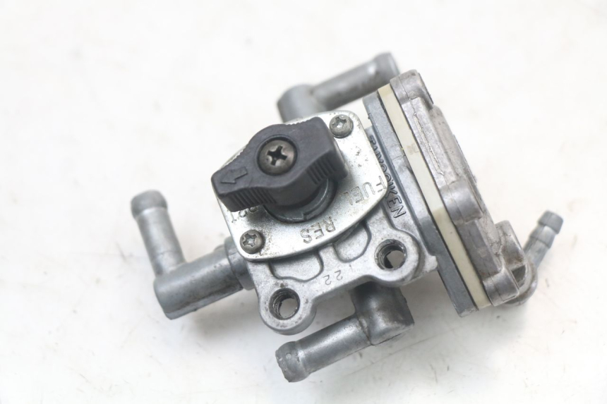 photo de FUEL TANK VALVE SUZUKI GS F 500 (2004 - 2007) - Alternative perspective