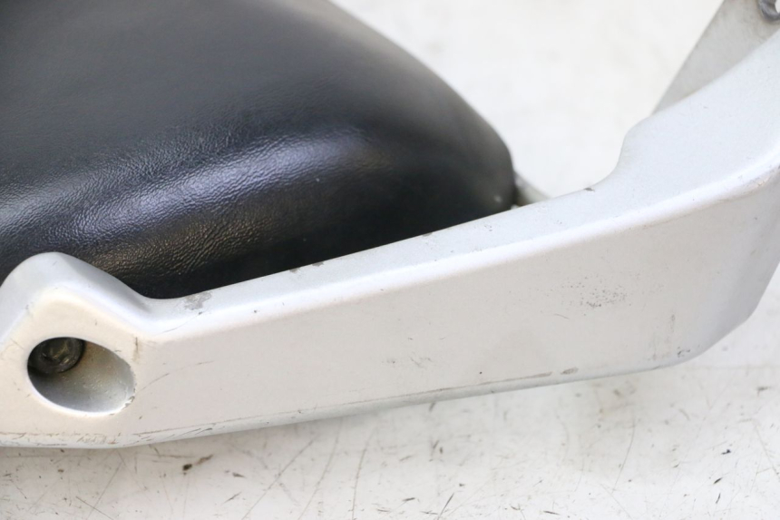 photo de SEAT COWL DAELIM HISTORY 125 (2001 - 2002) - Fixing points details