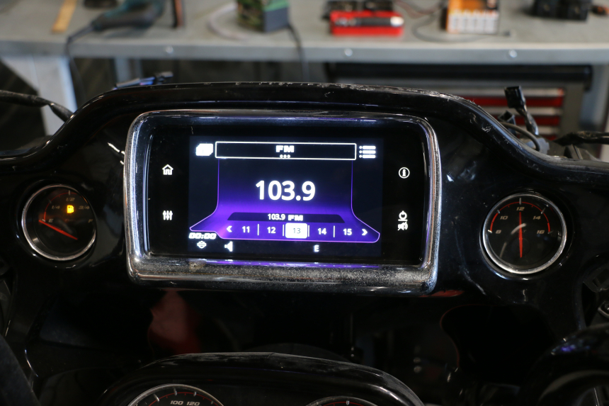 photo de INFOTAINMENT DISPLAY HARLEY DAVIDSON ROAD GLIDE FLTRXSE 1920 (2018 - 2022) - Technical close-up