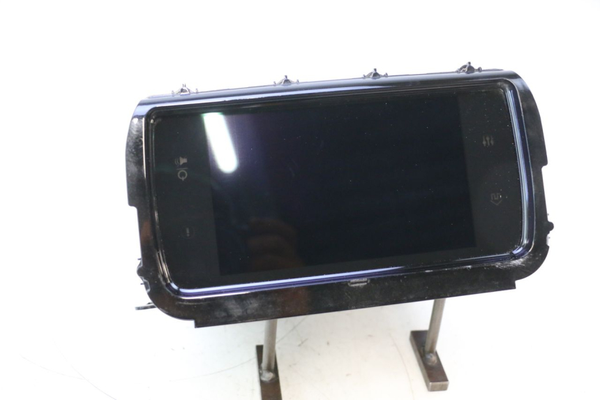 photo de INFOTAINMENT DISPLAY HARLEY DAVIDSON ROAD GLIDE FLTRXSE 1920 (2018 - 2022) - Fixing points details