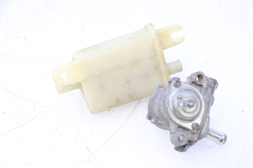 photo de CANISTER PURGE VALVE YAMAHA YP MAJESTY 125 (2007 - 2010) - Alternative perspective