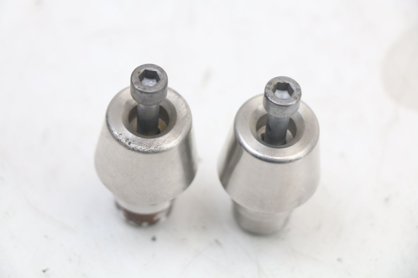 photo de HANDLEBAR END PEUGEOT SATELIS 125 (2010 - 2012) - Zoom on usage condition