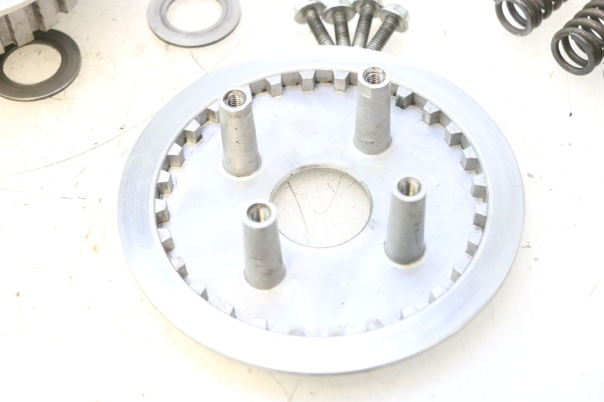 photo de CLUTCH SUZUKI DR S 600 (1985 - 1989) - Distinctive features