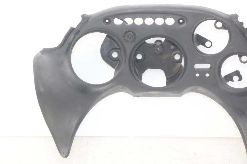 photo de SPEEDOMETER SURROUND TRIUMPH SPRINT ST 955 (1999 - 2001) - Fixing points details