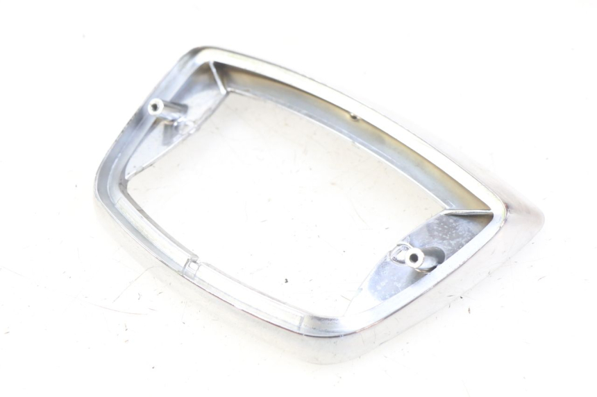 photo de REAR LIGHT SURROUND PIAGGIO VESPA LX 2T 50 (2005 - 2013) - Zoom on usage condition