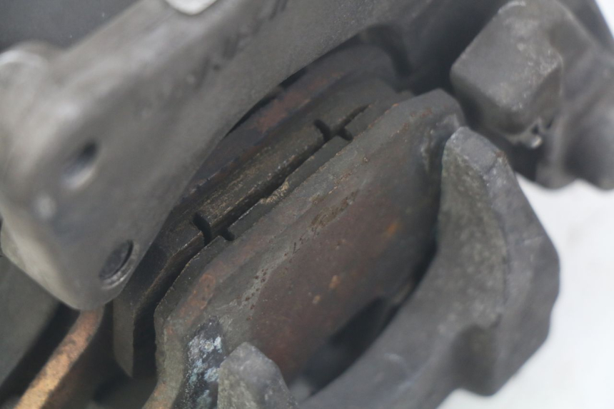 photo de REAR BRAKE CALIPER HONDA FES PANTHEON 125 (2003 - 2007) - Zoom on usage condition