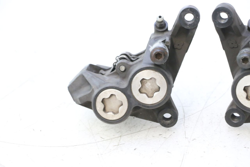 photo de FRONT BRAKE CALIPER YAMAHA FJR 1300 (2001 - 2005) - Fixing points details