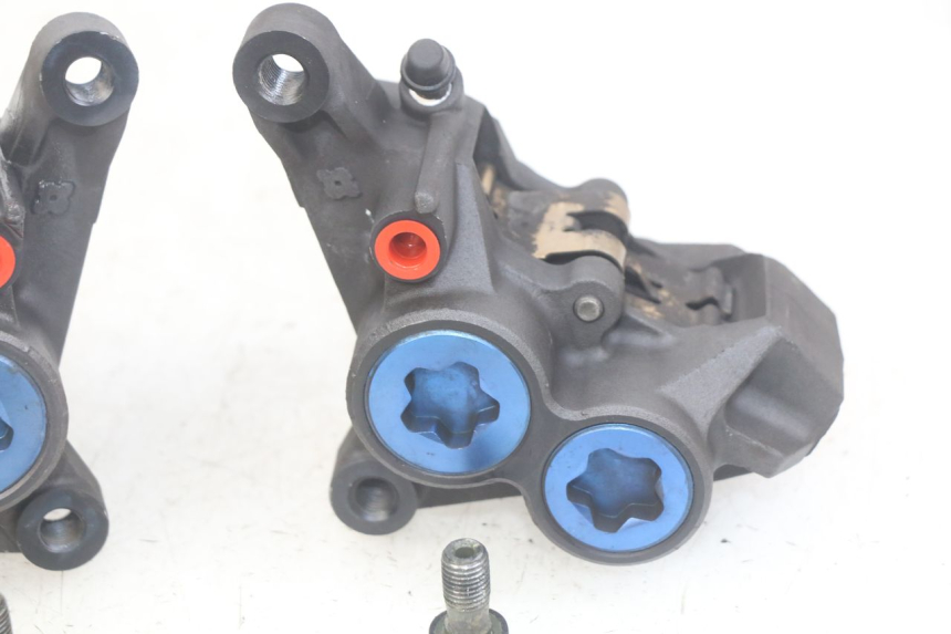 photo de FRONT BRAKE CALIPER YAMAHA FZS FAZER 600 (1998 - 2001) - Checked used part