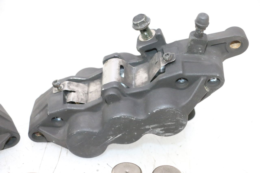 photo de FRONT BRAKE CALIPER SUZUKI GSF N BANDIT 1200 (2001 - 2005) - Additional view of the item