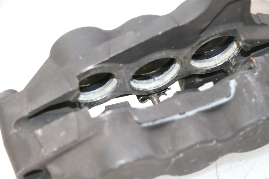 photo de FRONT BRAKE CALIPER SUZUKI GSF N BANDIT 1200 (2001 - 2005) - Fixing points details