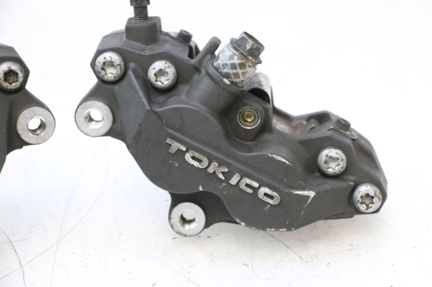 photo de FRONT BRAKE CALIPER SUZUKI GSR 600 (2005 - 2012) - Markings and original references