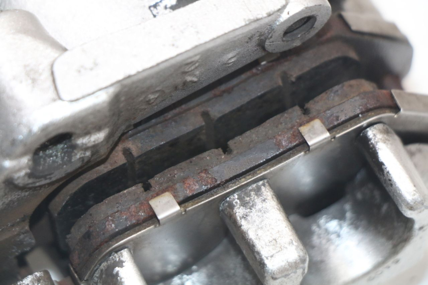 photo de FRONT BRAKE CALIPER HARLEY DAVIDSON SPORTSTER XL CUSTOM 883 (1999 - 2006) - Fixing points details