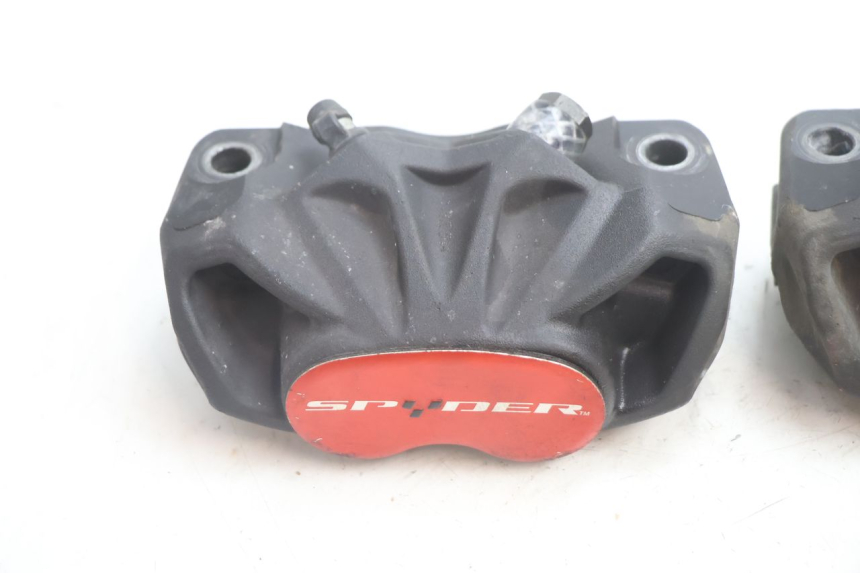 photo de FRONT BRAKE CALIPER CAN-AM SPYDER RS 1000 (2008 - 2012) - Technical close-up
