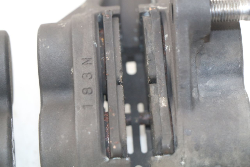 photo de FRONT BRAKE CALIPER YAMAHA TDM ABS 900 (2002 - 2014) - Zoom on usage condition