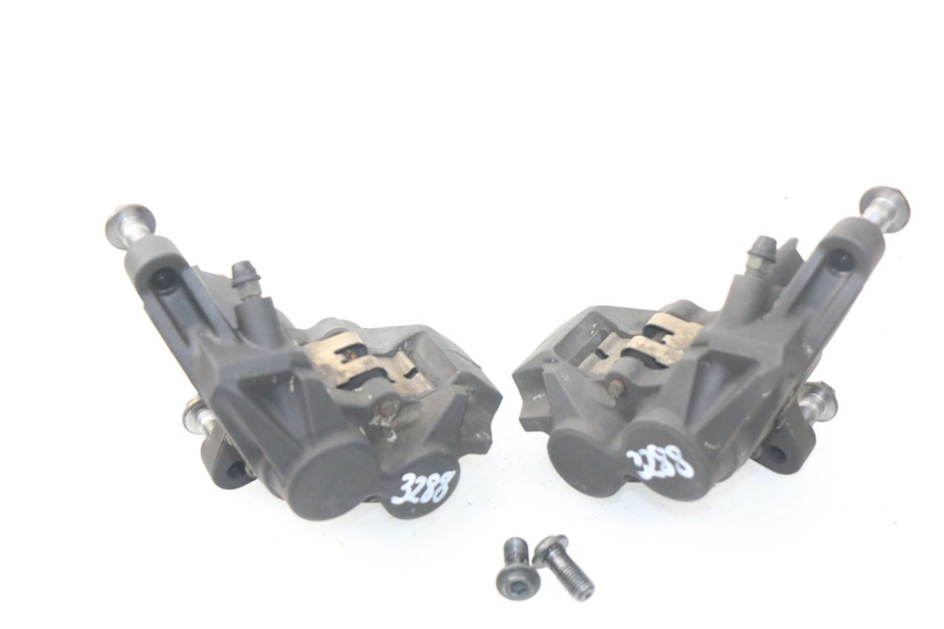 photo de FRONT BRAKE CALIPER YAMAHA TDM ABS 900 (2002 - 2014) - Technical close-up