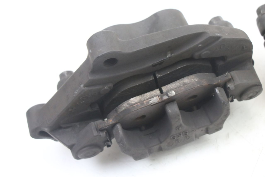 photo de FRONT BRAKE CALIPER YAMAHA XJ6 600 (2008 - 2016) - High-resolution close-up