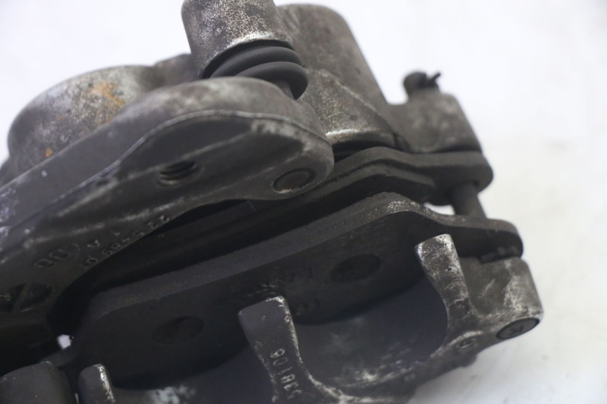 photo de FRONT BRAKE CALIPER YAMAHA YP MAJESTY 125 (2007 - 2010) - Fixing points details