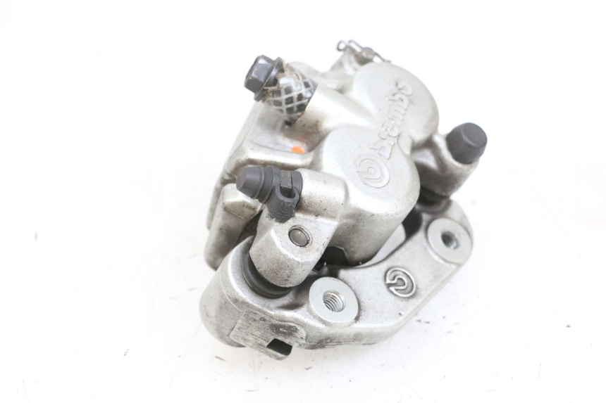photo de FRONT BRAKE CALIPER YAMAHA YP MAJESTY 125 (2002 - 2006) - Alternative perspective
