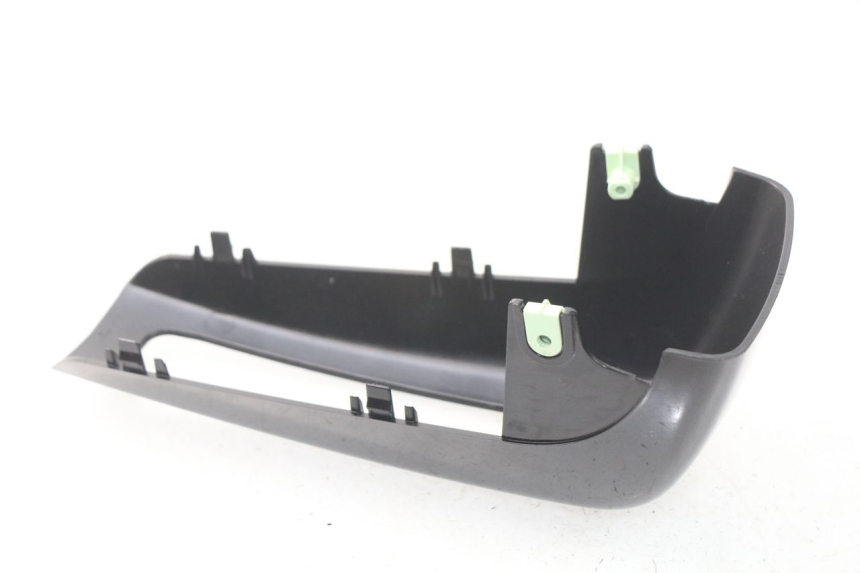 photo de LOWER FRONT FAIRING  PEUGEOT METROPOLIS 400 (2017 - 2020) - Zoom on usage condition