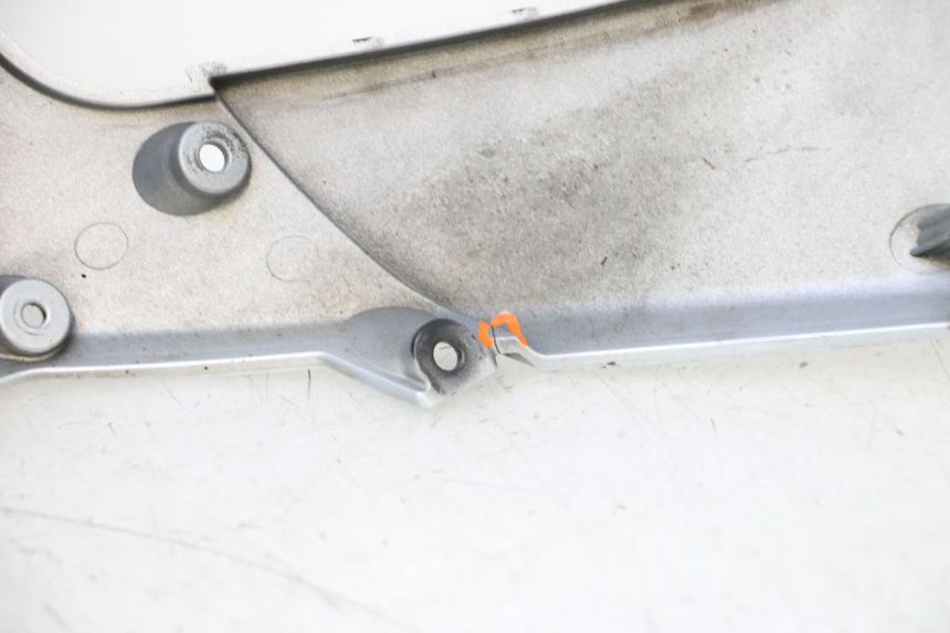 photo de LOWER FRONT FAIRING  PIAGGIO MP3 125 (2006 - 2014) - Fixing points details