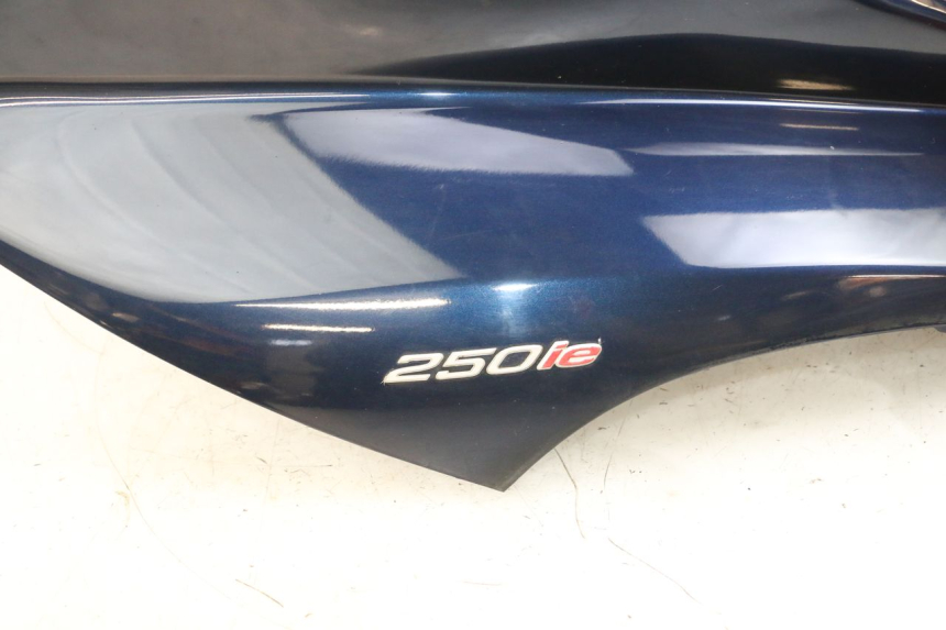 photo de FRONT FAIRING PIAGGIO MP3 RL 250 (2006 - 2010) - Distinctive features