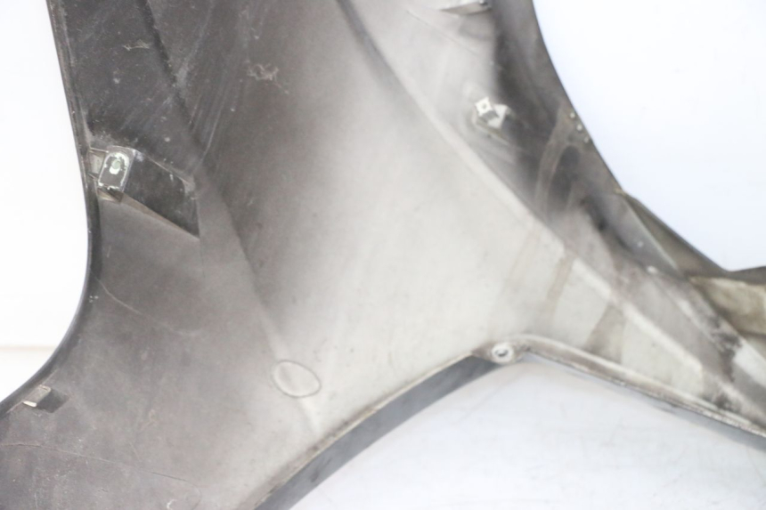 photo de FRONT PANEL PEUGEOT SATELIS COMPRESSOR K15 125 (2006 - 2009) - Zoom on usage condition