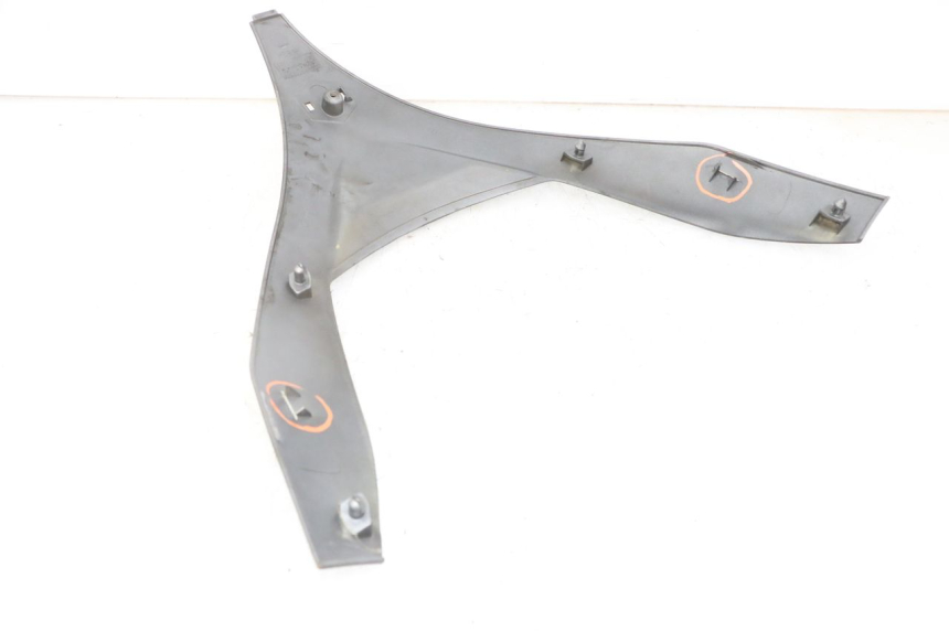 photo de UPPER FRONT PANEL PIAGGIO MP3 LT 400 (2007 - 2012) - Zoom on usage condition