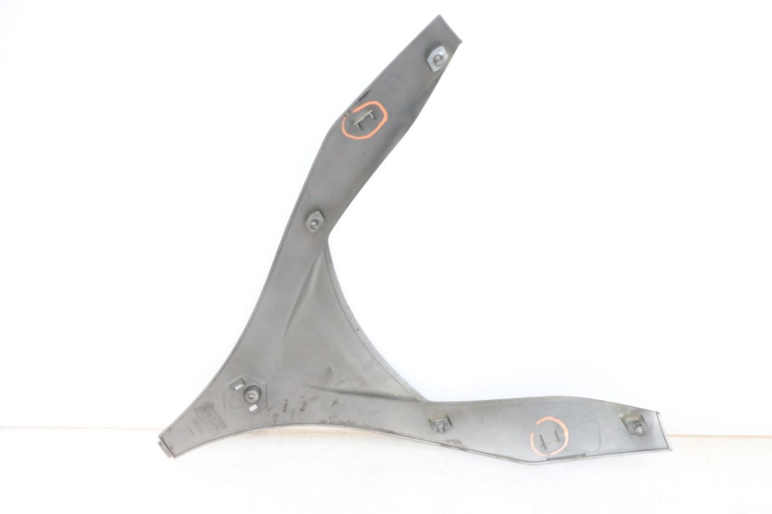 photo de UPPER FRONT PANEL PIAGGIO MP3 LT 400 (2007 - 2012) - Fixing points details