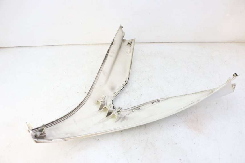 photo de UPPER FRONT PANEL PEUGEOT SATELIS 125 (2010 - 2012) - Fixing points details