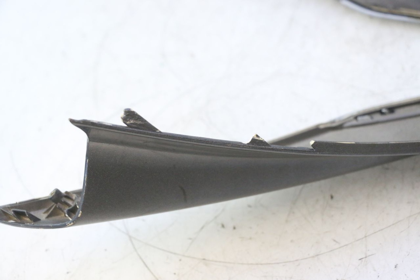 photo de UPPER FRONT FAIRING PEUGEOT SATELIS 125 (2013 - 2018) - Fixing points details