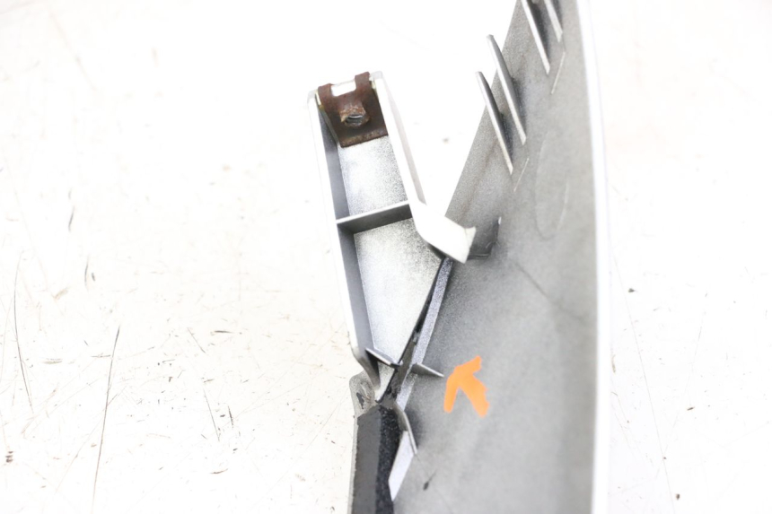 photo de UPPER FRONT FAIRING SUZUKI BURGMAN 125 (2007 - 2014) - Zoom on usage condition