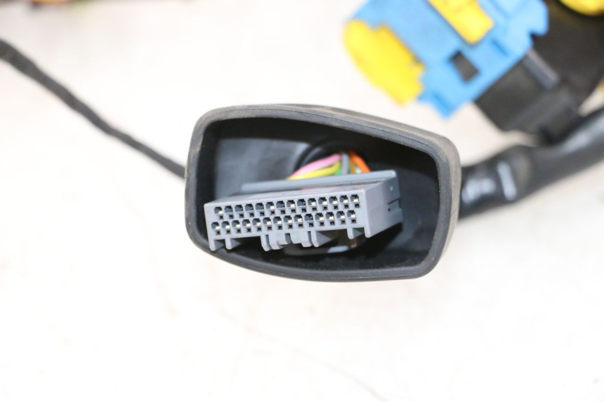 photo de WIRE HARNESS PIAGGIO MP3 HPE 300 (2019 - 2026) - Detailed visual inspection