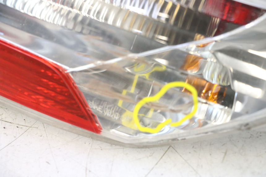 photo de RIGHT TAIL LIGHT PIAGGIO MP3 125 (2006 - 2014) - Fixing points details