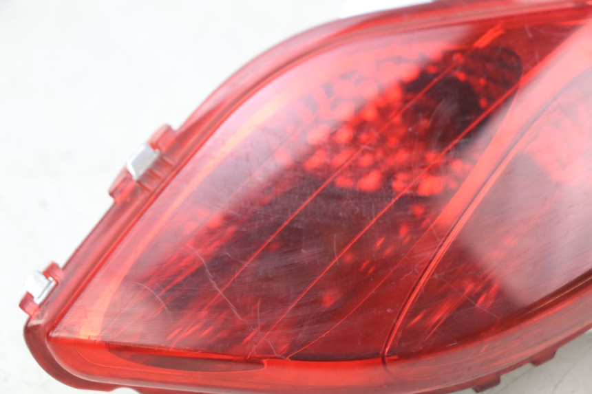 photo de RIGHT REAR LIGHT YAMAHA X-MAX XMAX 125 (2010 - 2013) - Surface and material condition