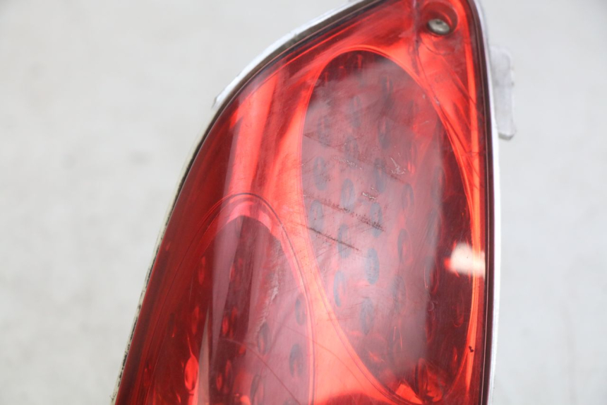 photo de RIGHT REAR LIGHT YAMAHA XMAX X-MAX 125 (2006 - 2009) - Alternative perspective