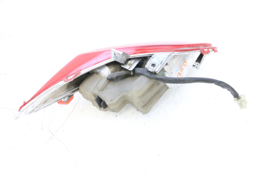 photo de RIGHT REAR LIGHT YAMAHA X-MAX XMAX 125 (2010 - 2013) - Alternative perspective