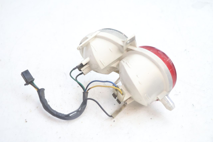 photo de RIGHT TAIL LIGHT YAMAHA YP MAJESTY 125 (2002 - 2006) - Technical close-up