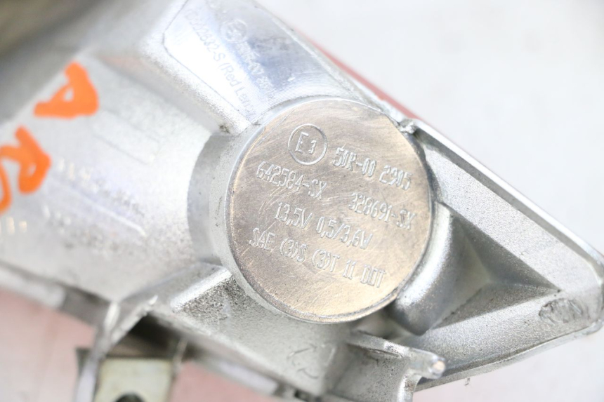 photo de LEFT TAIL LIGHT PIAGGIO MP3 HPE 300 (2019 - 2026) - Surface and material condition